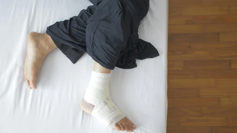 Trong bong gân nặng, cố định bằng nẹp hoặc bó bột ngắn hạn giúp giữ khớp đúng tư thế