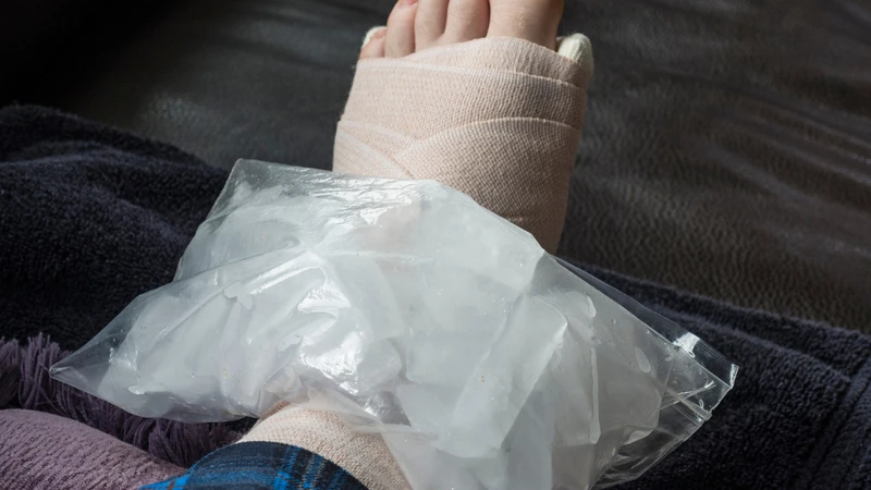 Điều trị bong gân mắt cá chân cần kết hợp nghỉ ngơi và phục hồi vận động