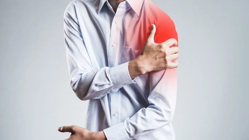 Bong gân gây đau, sưng; trật khớp gây đau dữ dội, biến dạng và mất cử động