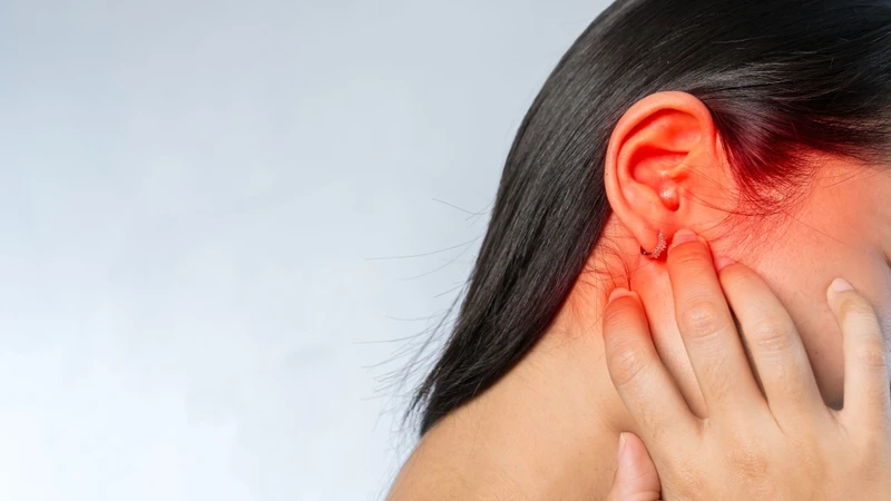 Đau tai, ù tai và giảm thính lực là những dấu hiệu cần theo dõi