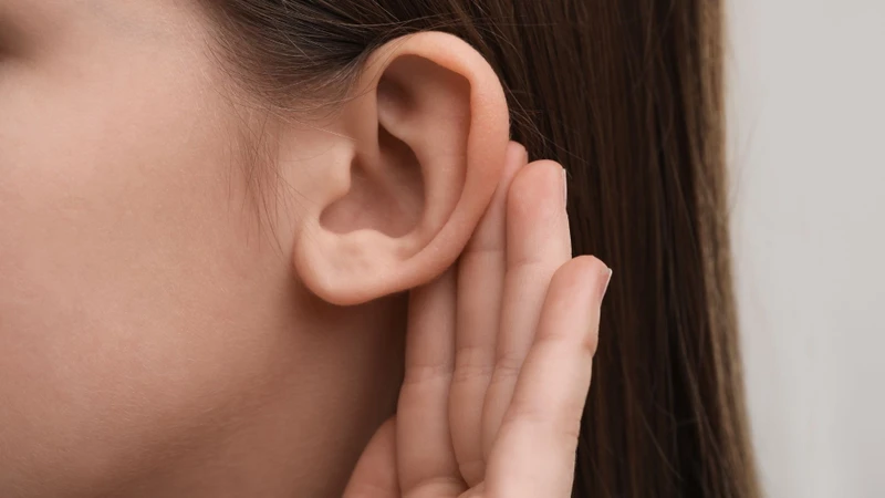 Bác sĩ sẽ dùng dụng cụ chuyên dụng để lấy dị vật ra khỏi tai một cách an toàn