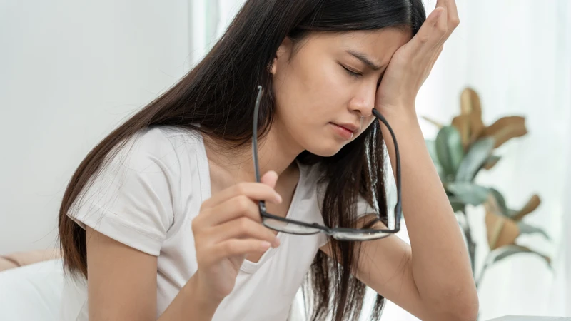 Ngủ không đủ giấc hoặc ngủ quá nhiều đều có thể khiến vùng mắt sưng phồng