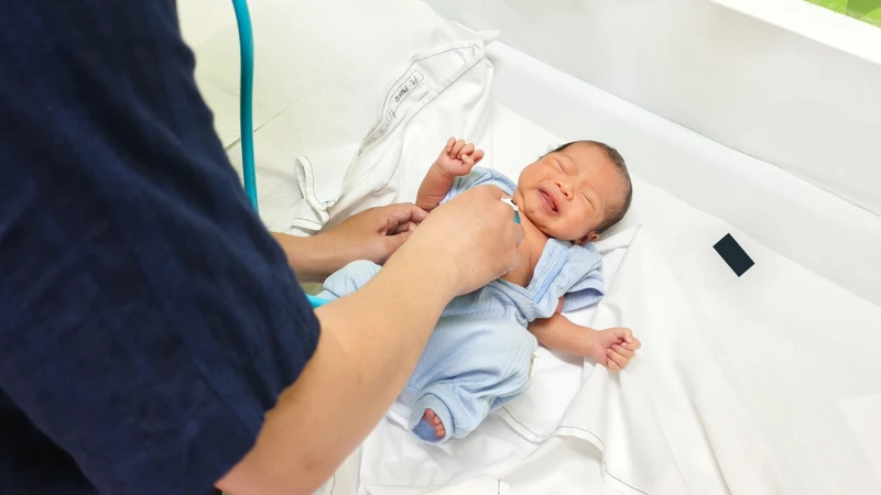 Cha mẹ nên đưa trẻ đi khám bác sĩ nếu bớt phát triển nhanh hoặc có biến chứng