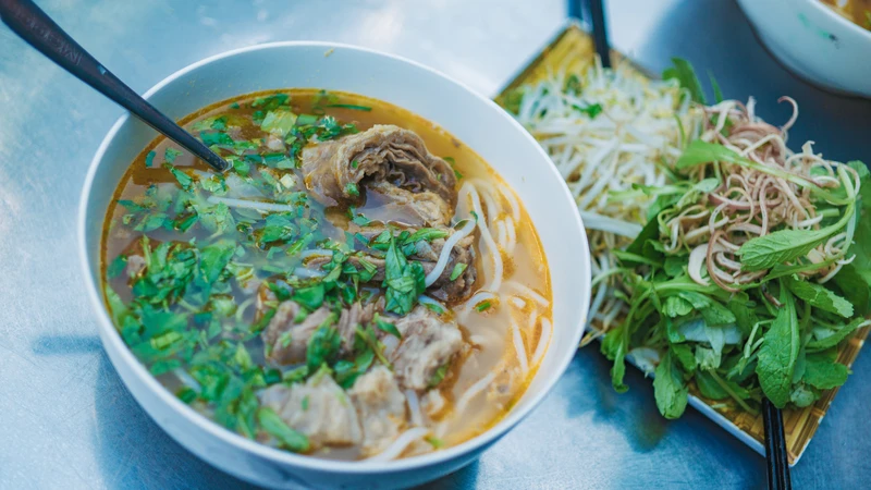 Khi ăn bún bò, bạn nên bổ sung nhiều rau sống hoặc rau luộc ăn kèm
