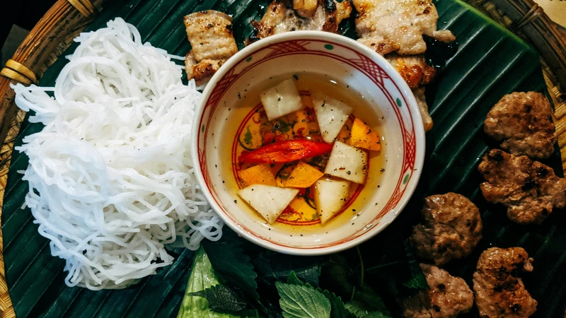 Ăn bún chả với khẩu phần phù hợp và cân đối các nhóm thực phẩm giúp kiểm soát tổng năng lượng