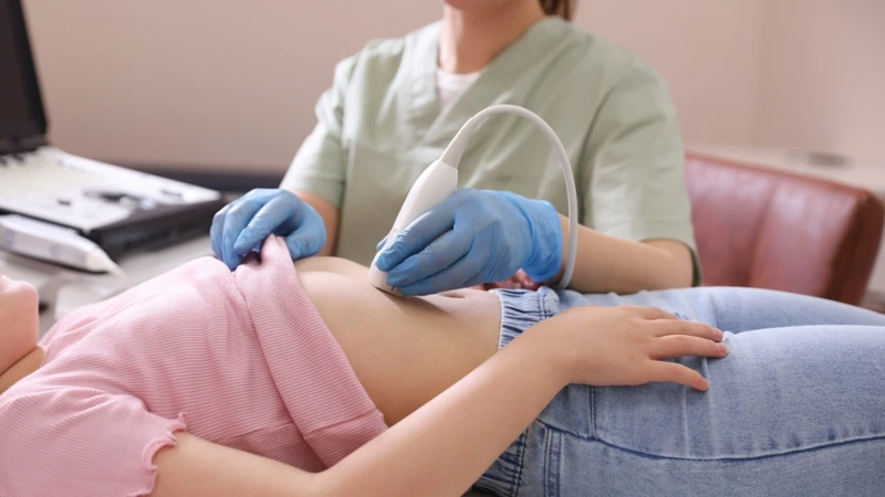 Buồn nôn kèm triệu chứng bất thường như sốt, đau bụng cần khám bác sĩ để xác định nguyên nhân