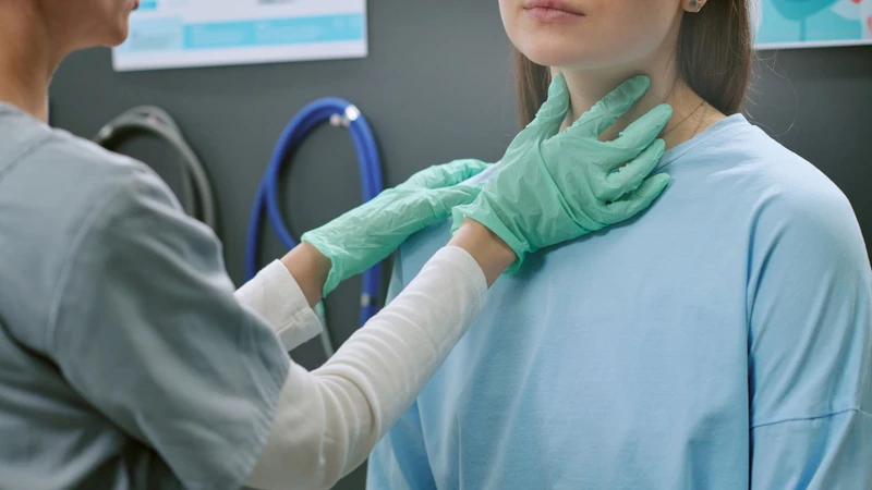 Thăm khám giúp đánh giá những thay đổi ở vùng cổ và lựa chọn hướng theo dõi phù hợp