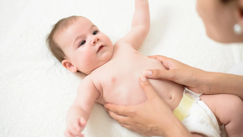 Cho trẻ bú mẹ đầy đủ và ngủ đủ giấc giúp cơ thể phục hồi tốt nhất
