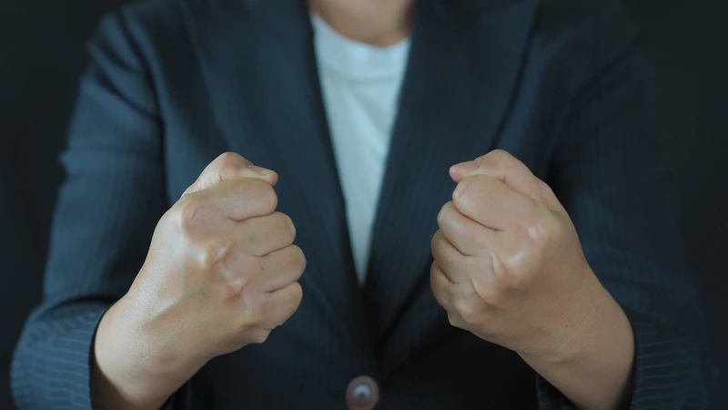 Bài tập nắm và mở bàn tay kích thích tuần hoàn máu trực tiếp đến các đầu ngón tay, giúp giảm cứng và tê rõ rệt