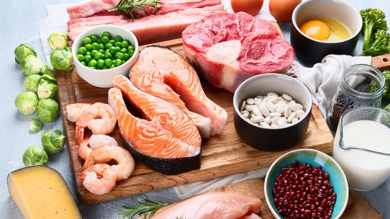 Mẹ nên ăn đa dạng thực phẩm, tăng cường rau xanh, trái cây, ngũ cốc nguyên hạt và thực phẩm giàu đạm