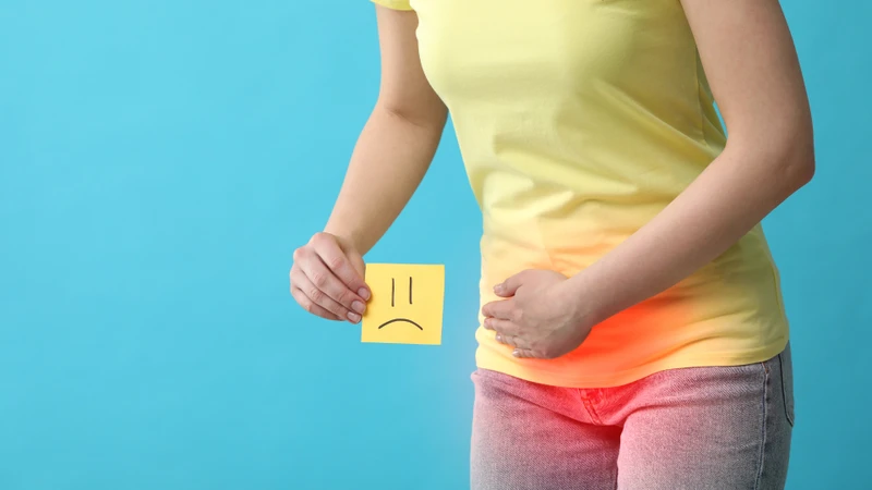 Estrogen suy giảm làm teo niêm mạc âm đạo và đường tiết niệu, dẫn đến khô rát, đau khi quan hệ, tăng nguy cơ viêm nhiễm, són tiểu hoặc tiểu buốt