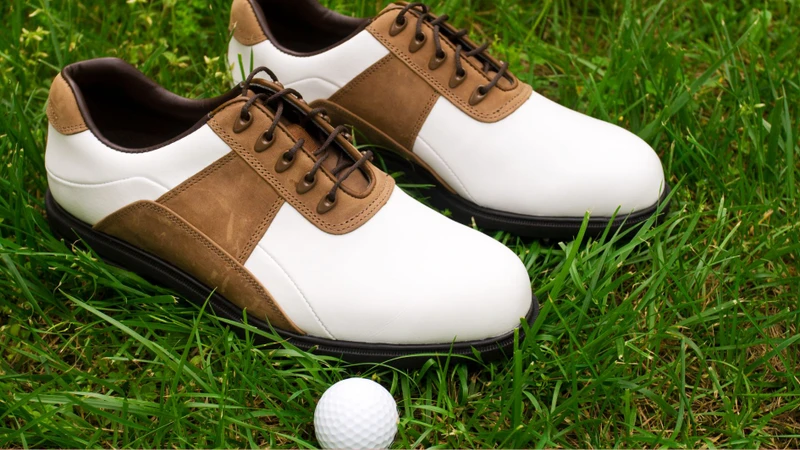 Giày golf vừa chân, bám sân giúp di chuyển ổn định