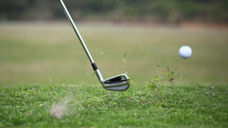 Người chơi thực hiện vài cú swing nhẹ trước khi phát bóng