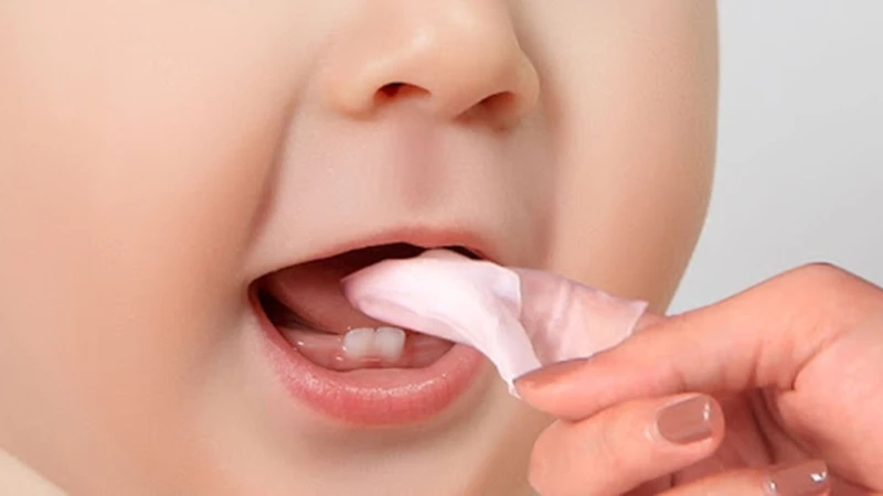 Vệ sinh nướu cho trẻ sạch sẽ là việc làm cần thiết để giảm kích ứng nướu khi mọc răng