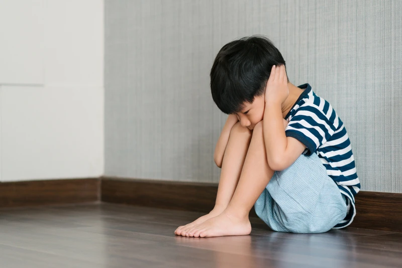 Trẻ tự kỷ có thể nhạy cảm với âm thanh, có xu hướng đưa tay bịt tai lại