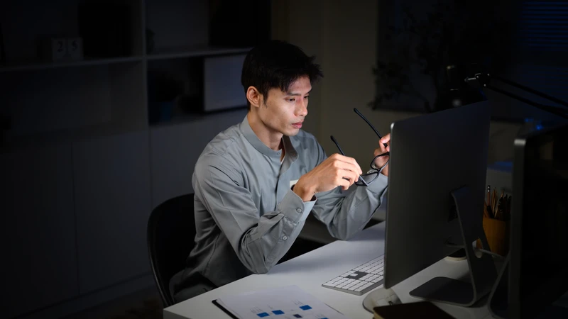 Thức khuya và sinh hoạt thiếu khoa học là một trong những nguyên nhân làm tăng nguy cơ viêm loét dạ dày