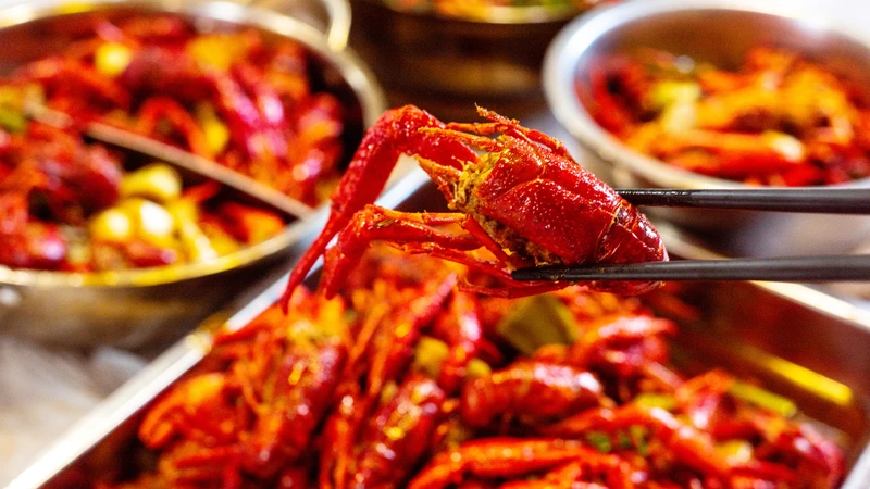 Hạn chế ăn quá nhiều các thực phẩm cay nóng và dầu mỡ sẽ giúp giảm nguy cơ viêm loét dạ dày