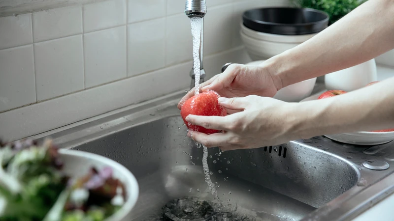 Rau củ và trái cây cần được rửa kỹ trước khi ăn
