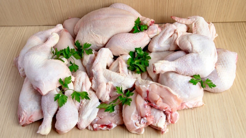 Thịt gà  là một trong các loại thịt giàu canxi, ít chất béo và dễ tiêu hóa