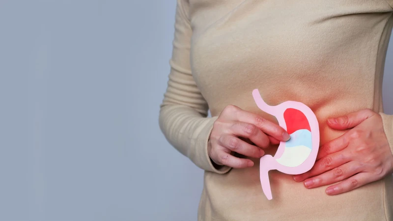 Người bị đau dạ dày nên hạn chế uống trà xanh