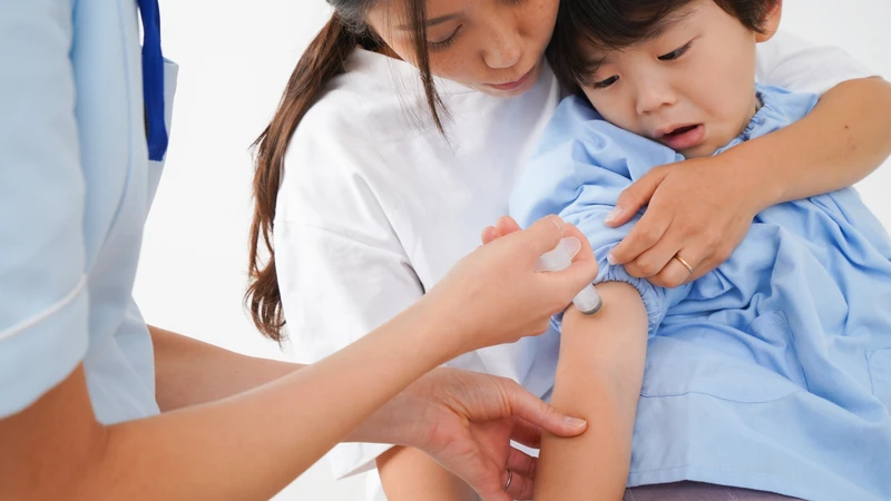 Cha mẹ nên trao đổi với bác sĩ để rà soát lịch tiêm và xác định các vắc xin phù hợp