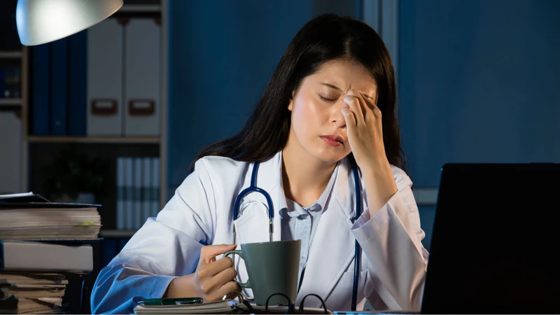 Căng thẳng kéo dài thường gây đau đầu vùng trán và thái dương