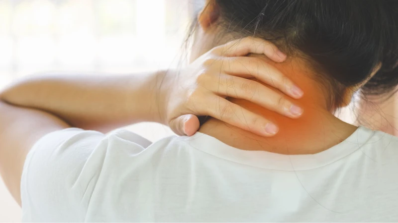 Đau sau gáy kéo dài có thể liên quan bệnh lý cột sống cổ
