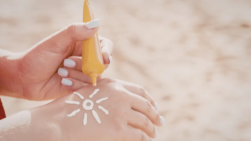 Nên chọn kem chống nắng loại phổ rộng với chỉ số SPF từ 30 trở lên để bảo vệ da khỏi cả tia UVA và UVB