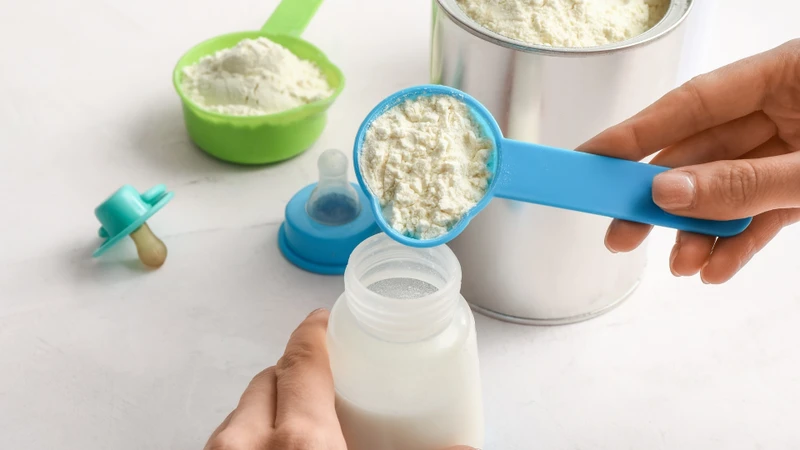 Mẹ có thể cho trẻ uống sữa công thức hoặc bột ngũ cốc bổ sung vi chất