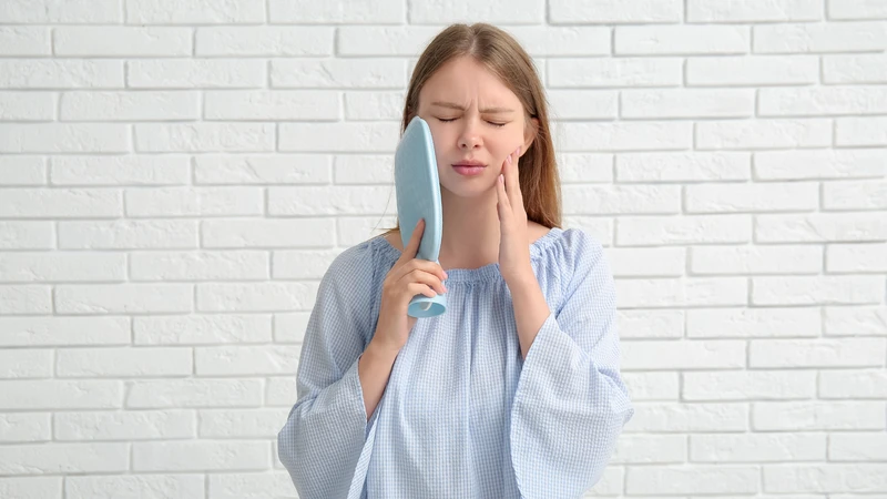 Chườm lạnh là cách cầm máu răng tại nhà đơn giản, giúp giảm đau và khó chịu