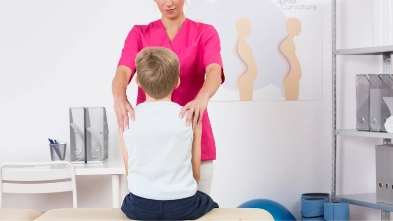 Giữ tư thế lưng thẳng, vai mở giúp cơ thể trông cao hơn và cân đối hơn