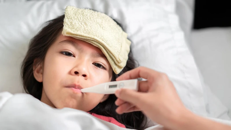 Bạn cần cho người bệnh hạ nhiệt đúng cách, tuyệt đối không dùng đá lạnh