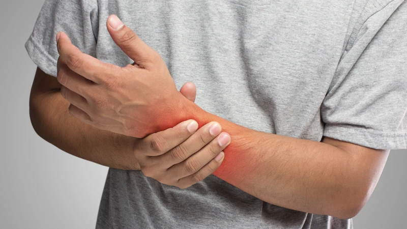 Chấn thương đột ngột là một trong những nguyên nhân gây nên tình trạng đau cổ tay