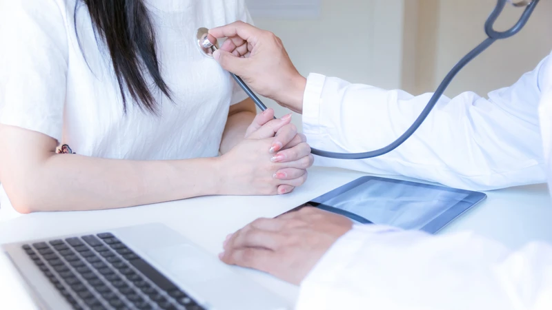 Nên tìm đến bác sĩ khi cơn đau trở nên dữ dội và đột ngột