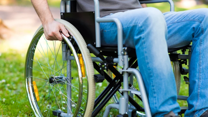 Hiểu rõ cách cho người liệt đi vệ sinh đúng cách giúp hạn chế khó chịu và biến chứng