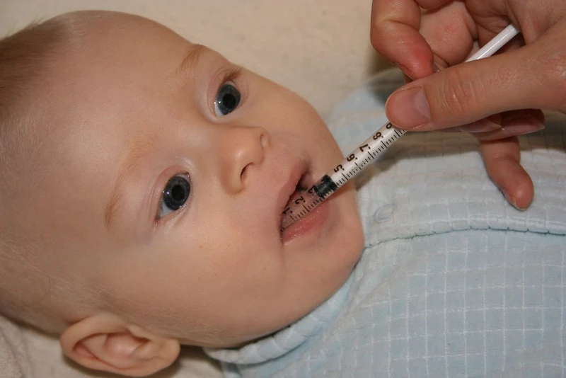 Cách cho trẻ uống thuốc không bị nôn và những sai lầm ba mẹ cần tránh 3