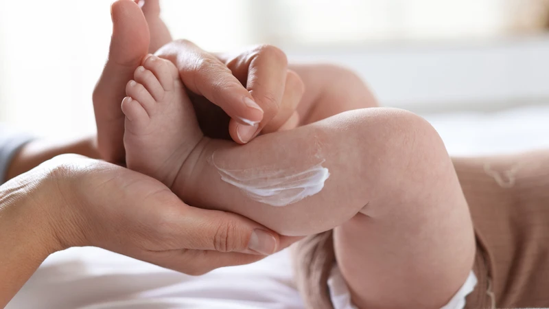 Dùng kem dưỡng ẩm cho bé giúp da luôn mềm mịn, giảm khô nứt, hỗ trợ bảo vệ làn da nhạy cảm