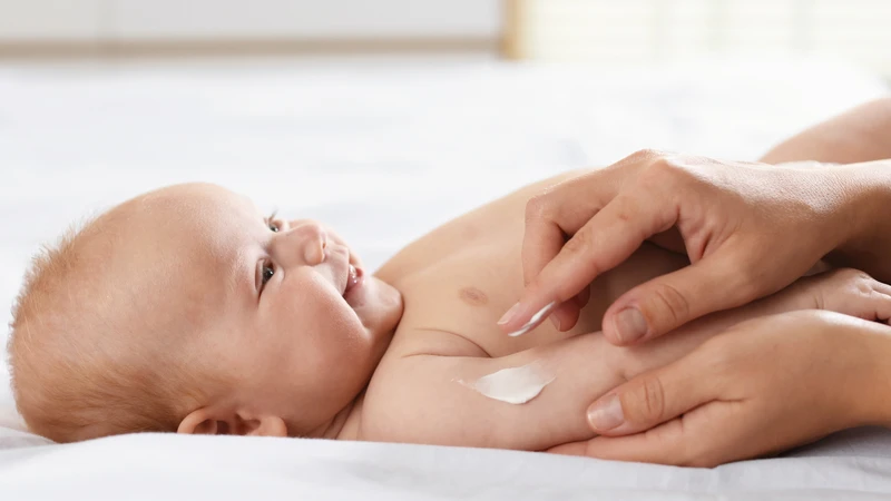 Thoa kem dưỡng đều đặn mỗi ngày giúp da bé giữ ẩm tốt, mềm mại và khỏe mạnh hơn