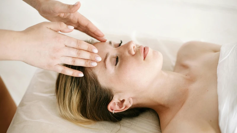 Chăm sóc da quanh mắt nhẹ nhàng đúng cách, tình trạng bọng mắt có thể được cải thiện dần