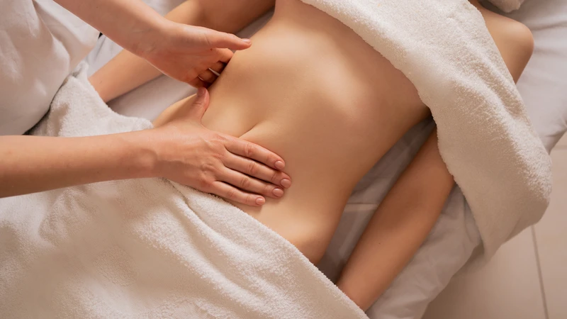 Massage vùng bụng một cách tự nhiên giúp kích thích nhu động ruột, giảm cảm giác đầy hơi và đau bụng