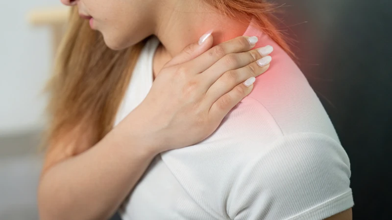 Đau cổ vai gáy mức độ nặng, gây khó chịu nhiều trong cuộc sống hằng ngày, cần thăm khám sớm