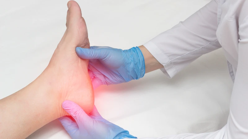 Nên đi khám bác sĩ nếu gót chân đau dữ dội, sưng hoặc bầm tím