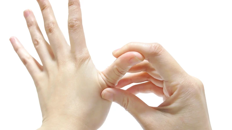 Massage ngón tay là một cách chữa đau khớp ngón tay đơn giản giúp tăng tuần hoàn máu