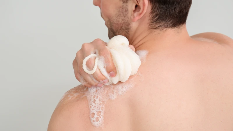 Cách chữa dị ứng thời tiết nổi mề đay là chăm sóc da đúng cách, hỗ trợ cải thiện tình trạng ngứa rát