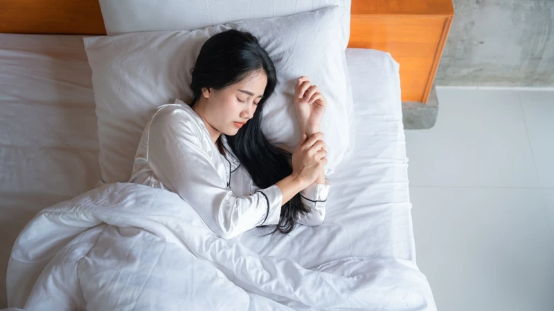 Mẹ sau sinh nên tranh thủ nghỉ ngơi khi em bé ngủ, duy trì thời gian ngủ hợp lý và cân bằng giữa chăm sóc con với việc thư giãn