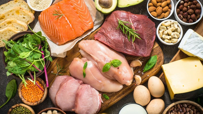 Bổ sung đầy đủ sắt, axit folic, vitamin B12, vitamin C cùng các thực phẩm giàu protein để hỗ trợ tạo máu