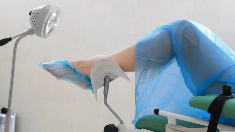 Khi sỏi quá lớn hoặc gây bí tiểu, đây là lúc cần can thiệp bằng thủ thuật hoặc phẫu thuật