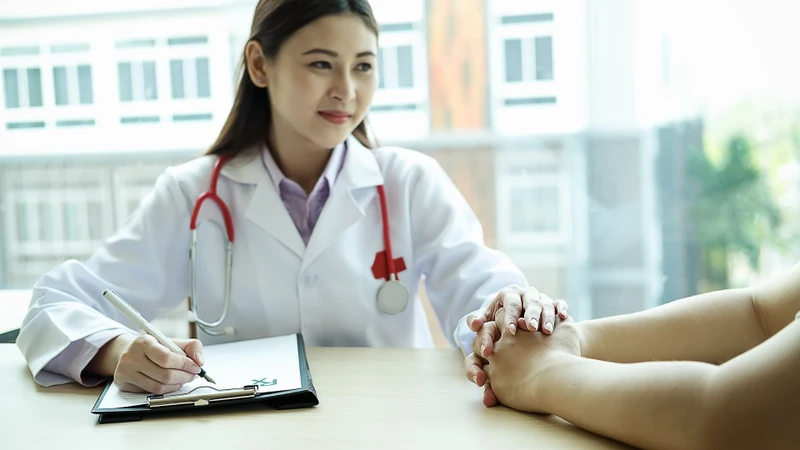 Thăm khám sớm giúp xác định nguyên nhân và xử lý phù hợp khi tình trạng sưng kéo dài hoặc trở nên nghiêm trọng hơn