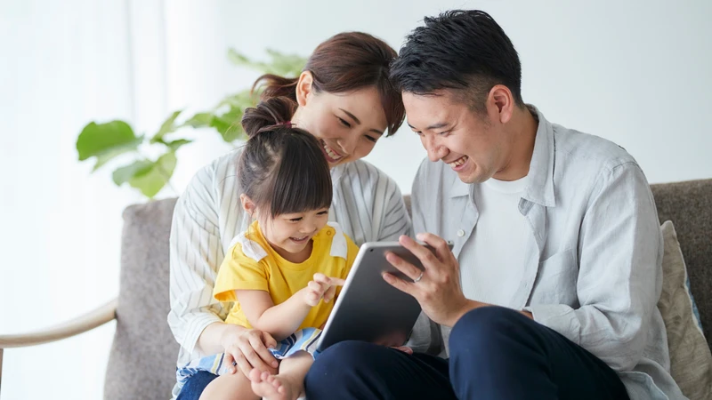 Cha mẹ là người thầy, người hướng dẫn và người bạn đồng hành cùng với trẻ