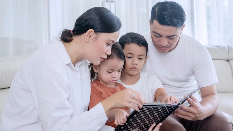 Cha mẹ nên kiên trì và nhất quán khi rèn luyện tính kiên nhẫn cho trẻ